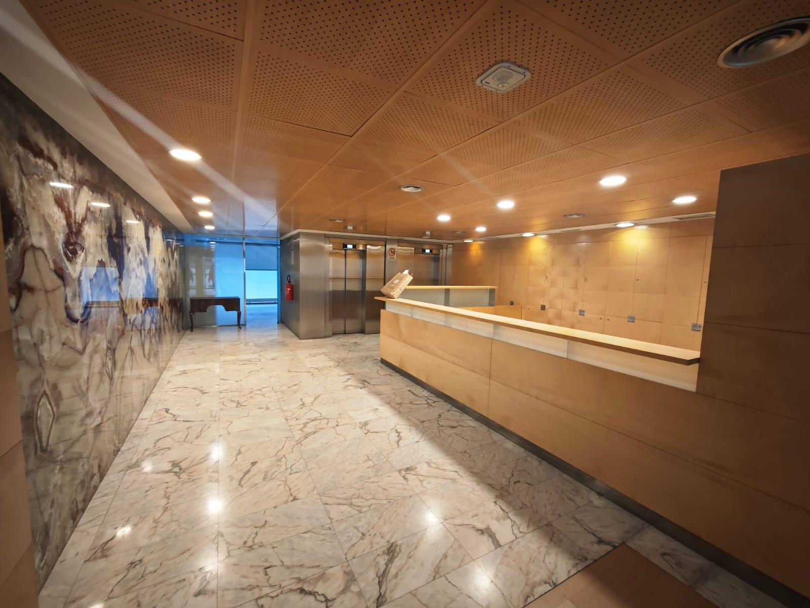 Local comercial en venta en Escaldes Engordany, 1058 metros